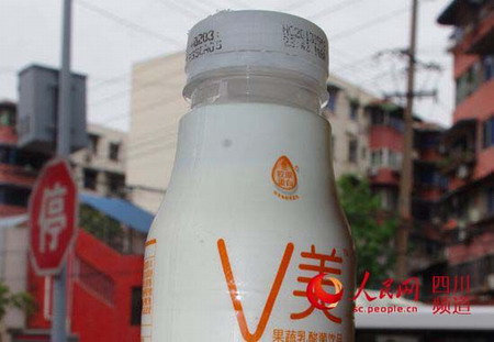 出現兩個“生產日期”V美飲料(陳永斌攝) 出現兩個“生產日期”V美飲料(陳永斌攝)