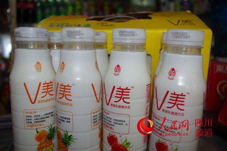 疑似被篡改生產日期的V美飲料(陳永斌攝) 疑似被篡改生產日期的V美飲料(陳永斌攝)